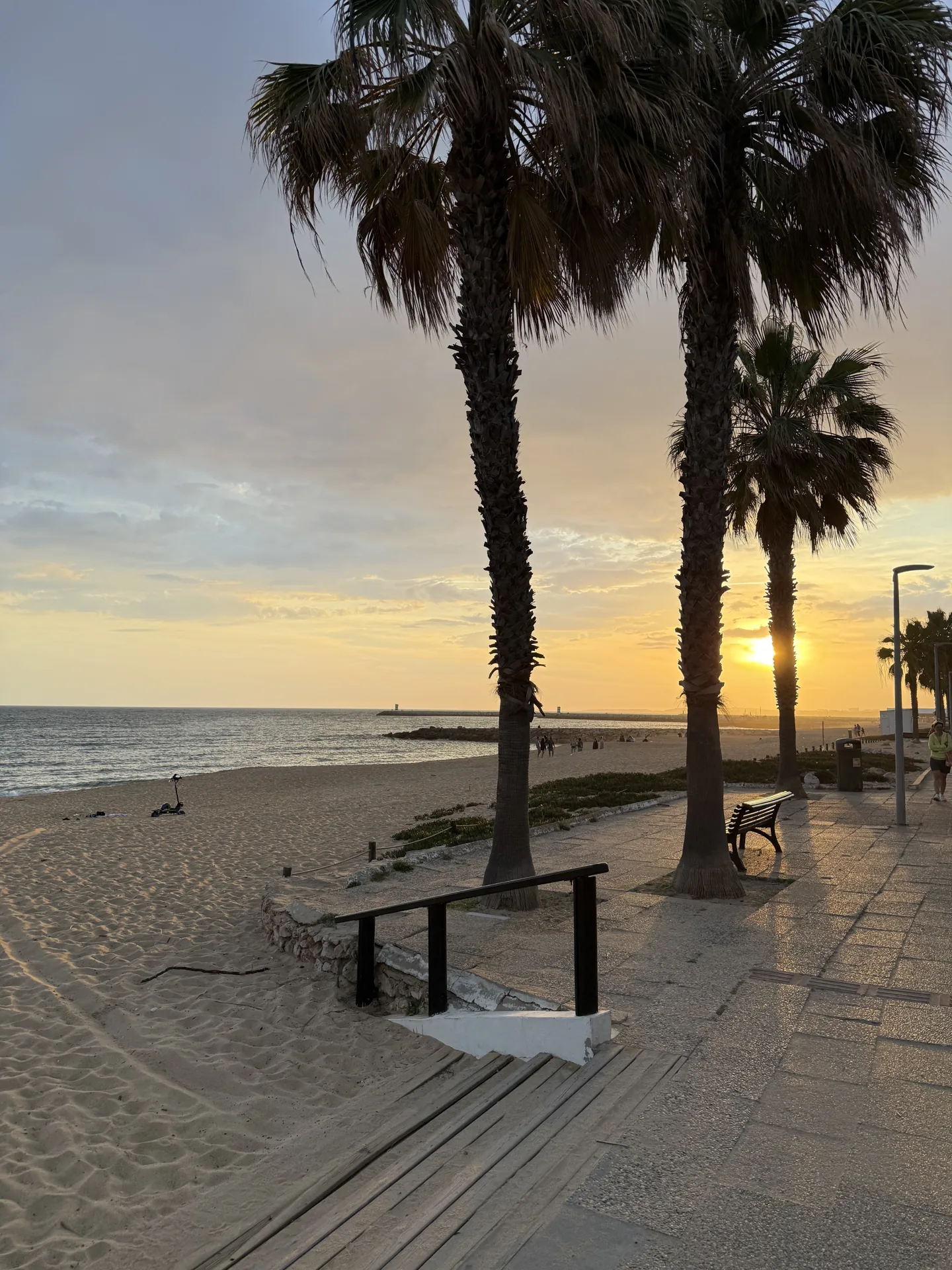 Coucher de soleil sur la promenade de Quarteira, Algarve