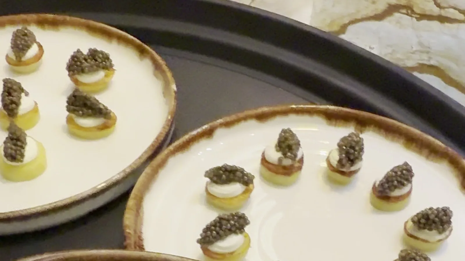 Bouchées au caviar préparées par Adam Brunet lors d'une soirée en Algarve