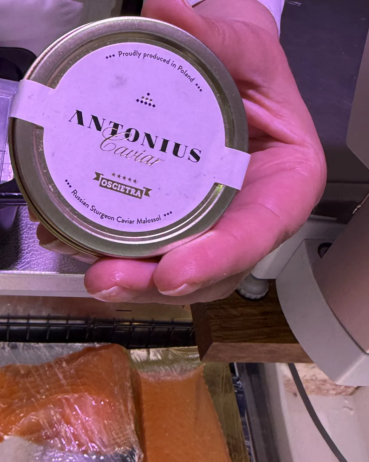 Boîte de caviar Antonius Oscietra en main au rayon traiteur d'Apolónia, Almancil
