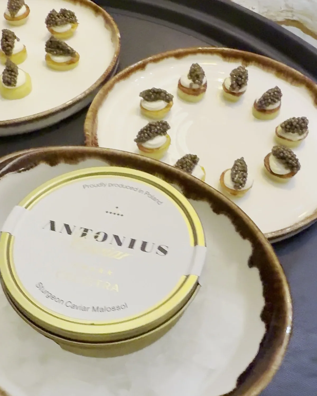 Blinis au saumon fumé et au caviar, bouchées de caviar sur pomme de terre et brochettes de melon vert dressés par le chef privé