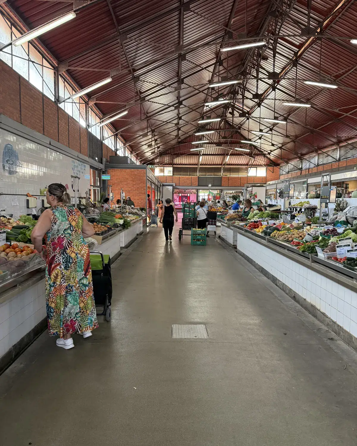 La grande halle du marché d'Olhão et ses étals de fruits et légumes, Algarve