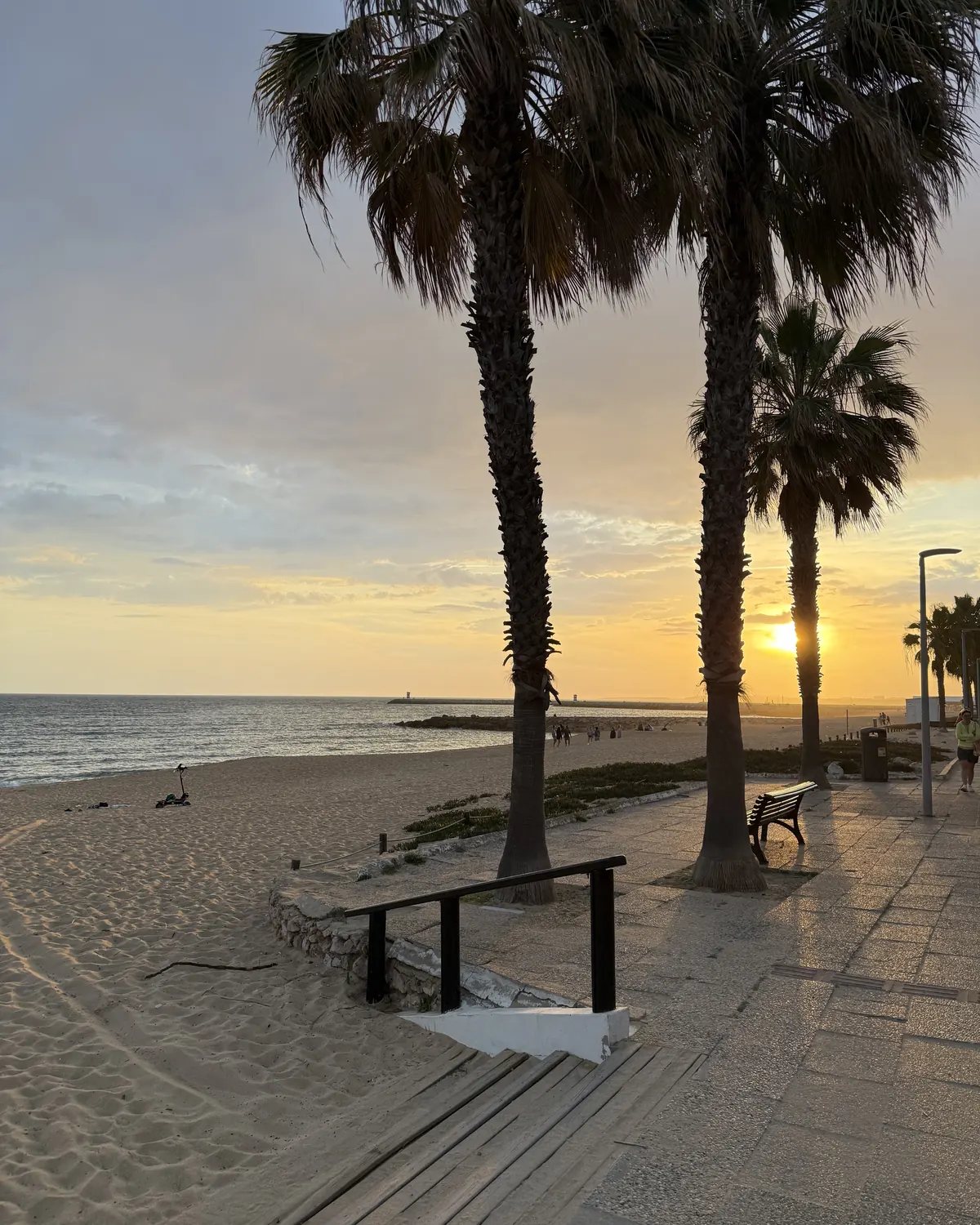 Front de mer de Quarteira au coucher du soleil, palmiers et promenade, Algarve