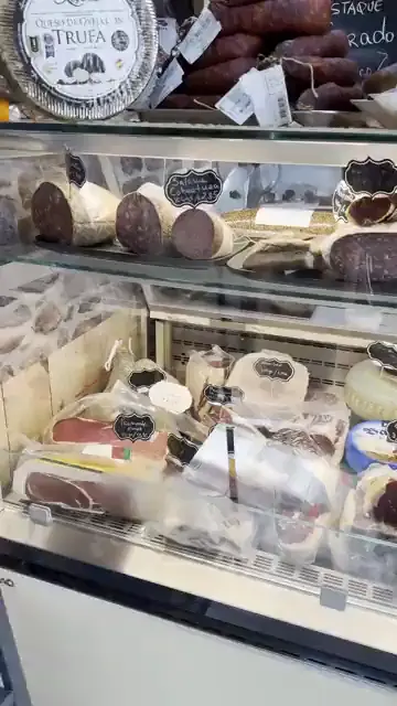 Comptoir de fromages et de charcuterie au marché de Loulé