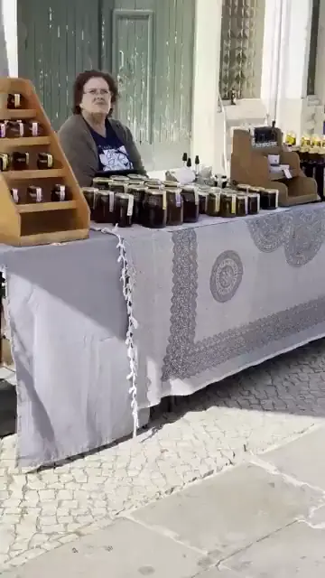 Stand de miel et de confitures au marché de Loulé