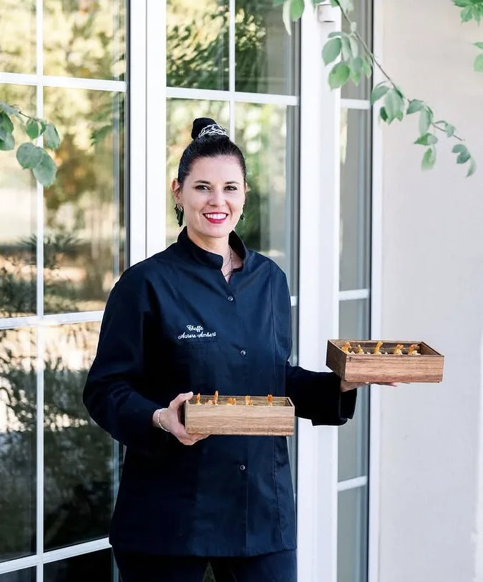 Aurore Ambert, cheffe et traiteur à Bordeaux, en veste de cuisine