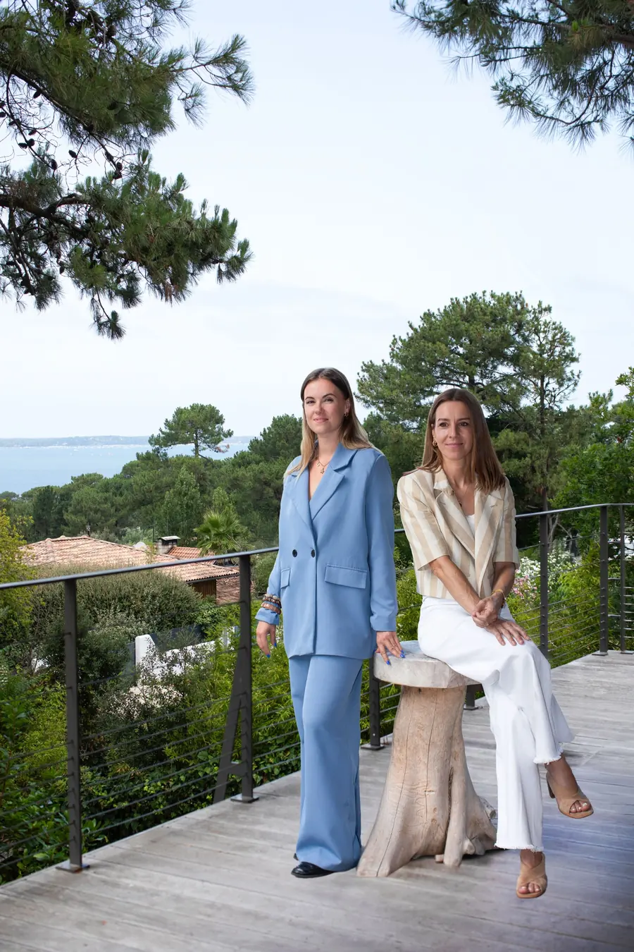 Jennyfer Goux et Agathe Gardino, Maxwell-Baynes | Christie's International Real Estate, sur une terrasse face au Bassin d'Arcachon au Pyla