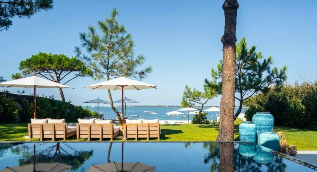 Villa en location sur le Bassin d'Arcachon, piscine et jardin face à l'eau, Maxwell-Baynes | Christie's