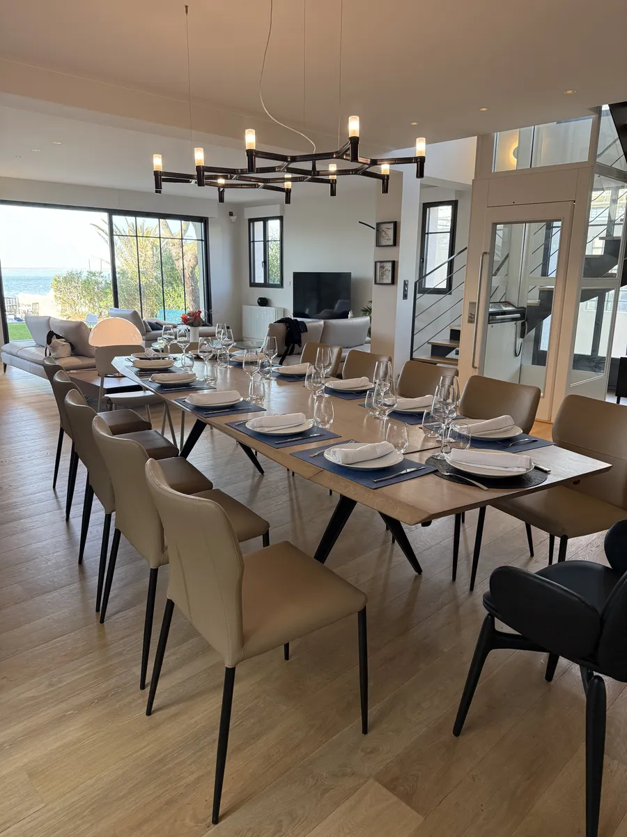 Service gastronomique à l'assiette lors du dîner de la retraite Foreword Retreats