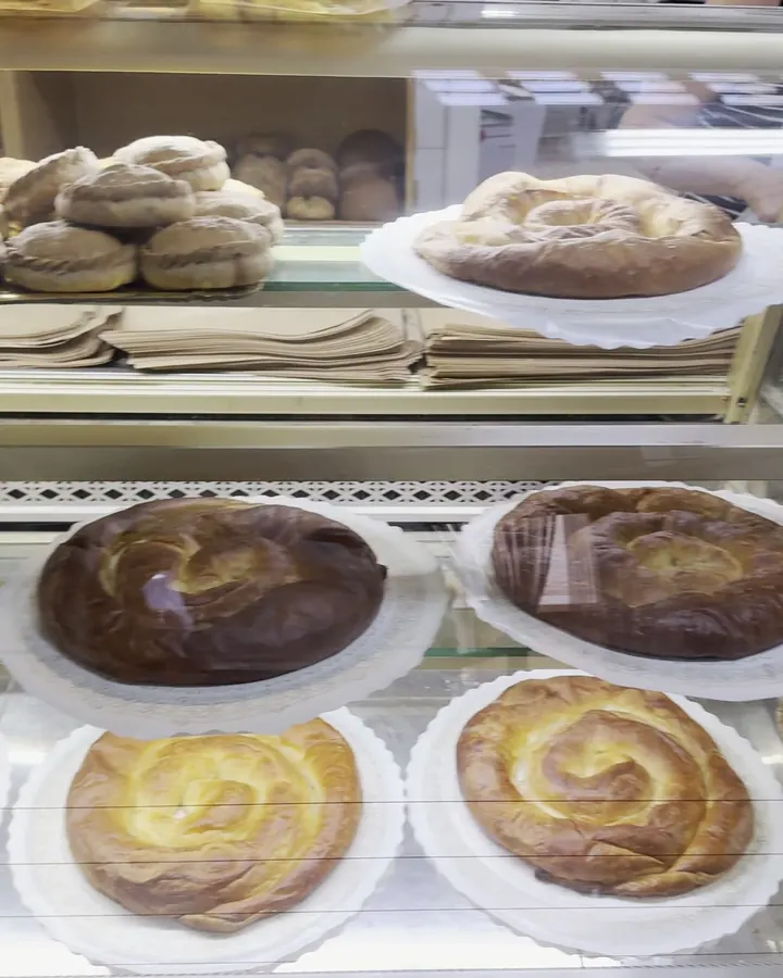 Boulangerie de village à Majorque, ensaïmadas et pains