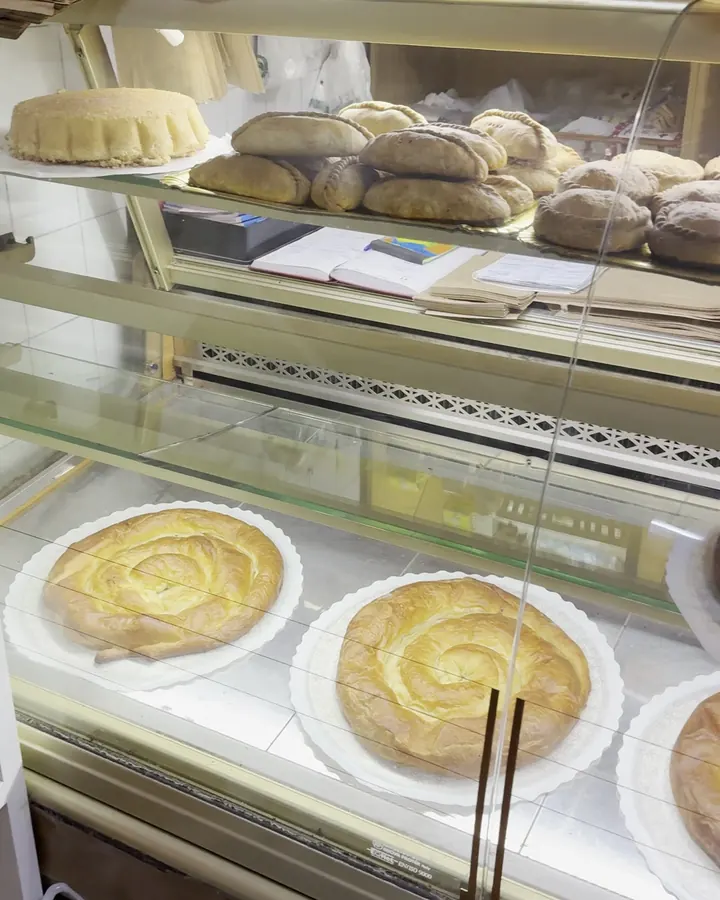 Ensaïmadas en vitrine dans une boulangerie de village à Majorque