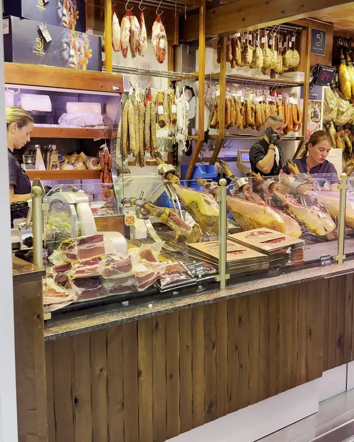 Étal de jambons et charcuterie au Mercat de l'Olivar