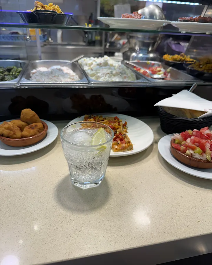 Tapas majorquines servies au comptoir