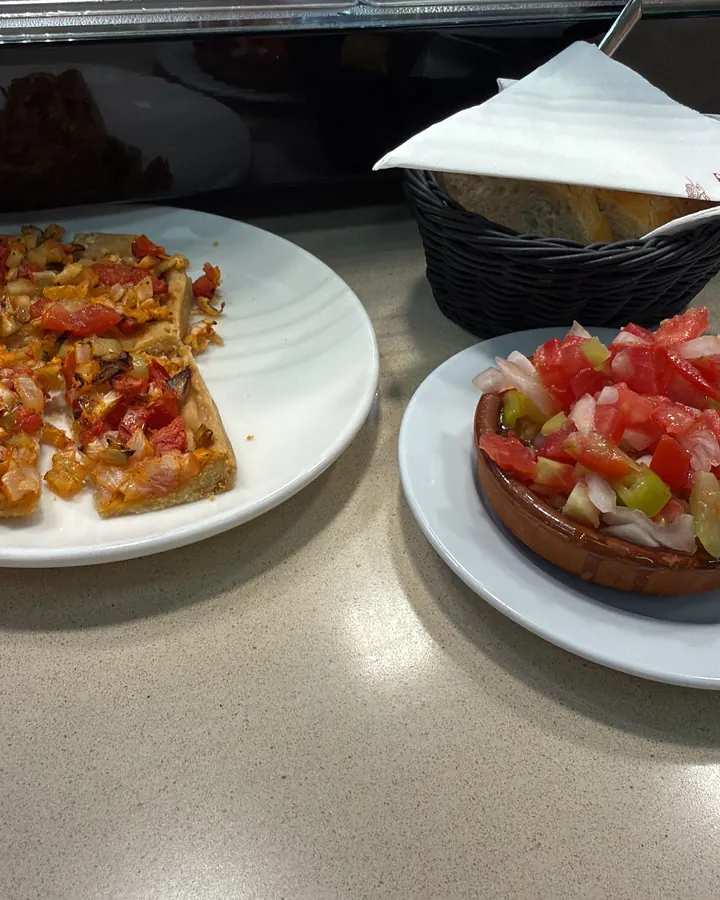 Trempó et coca au comptoir d'un bar à tapas de Majorque
