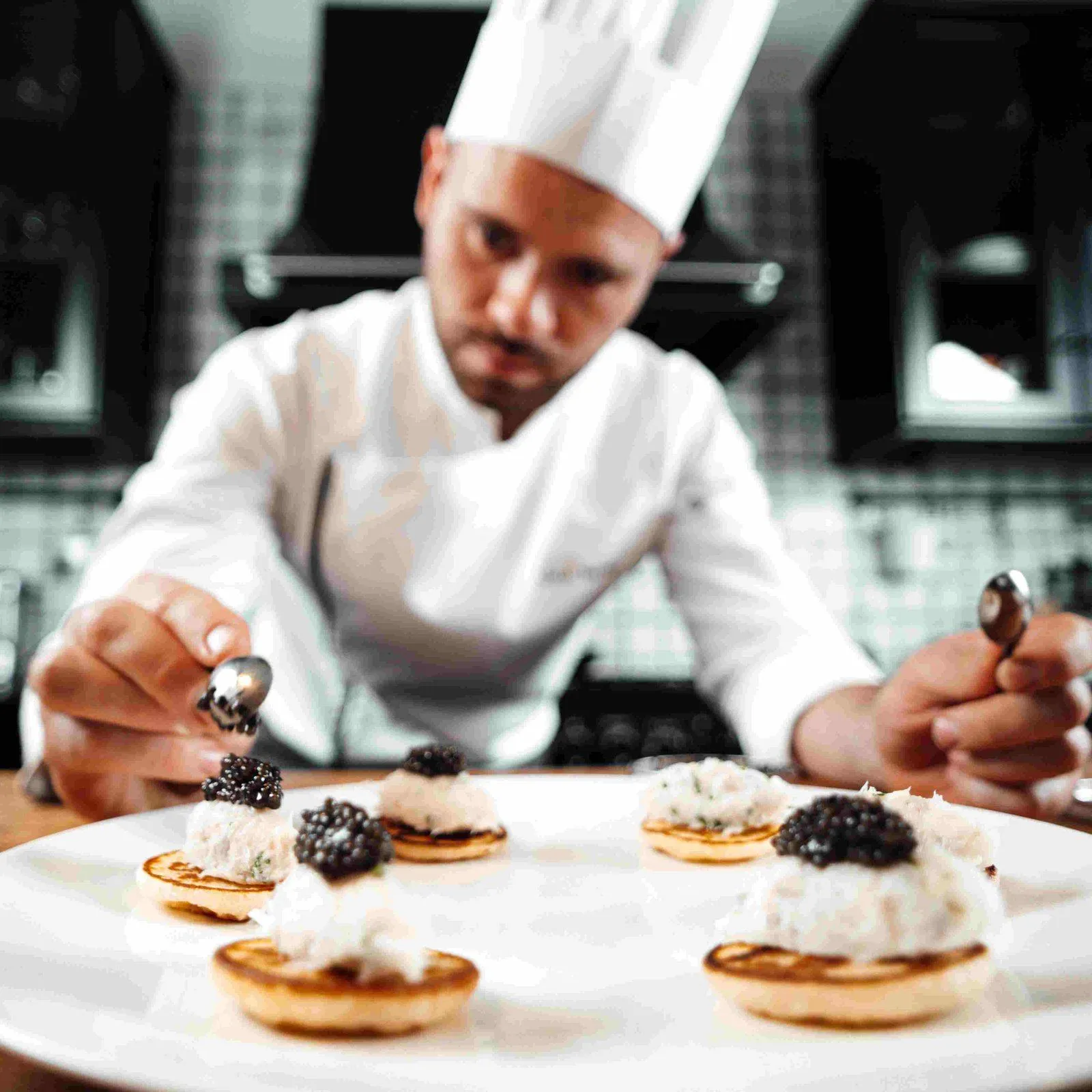 Chef آدم برونيه préparant un pالt gastronomiالذي إلى domicile