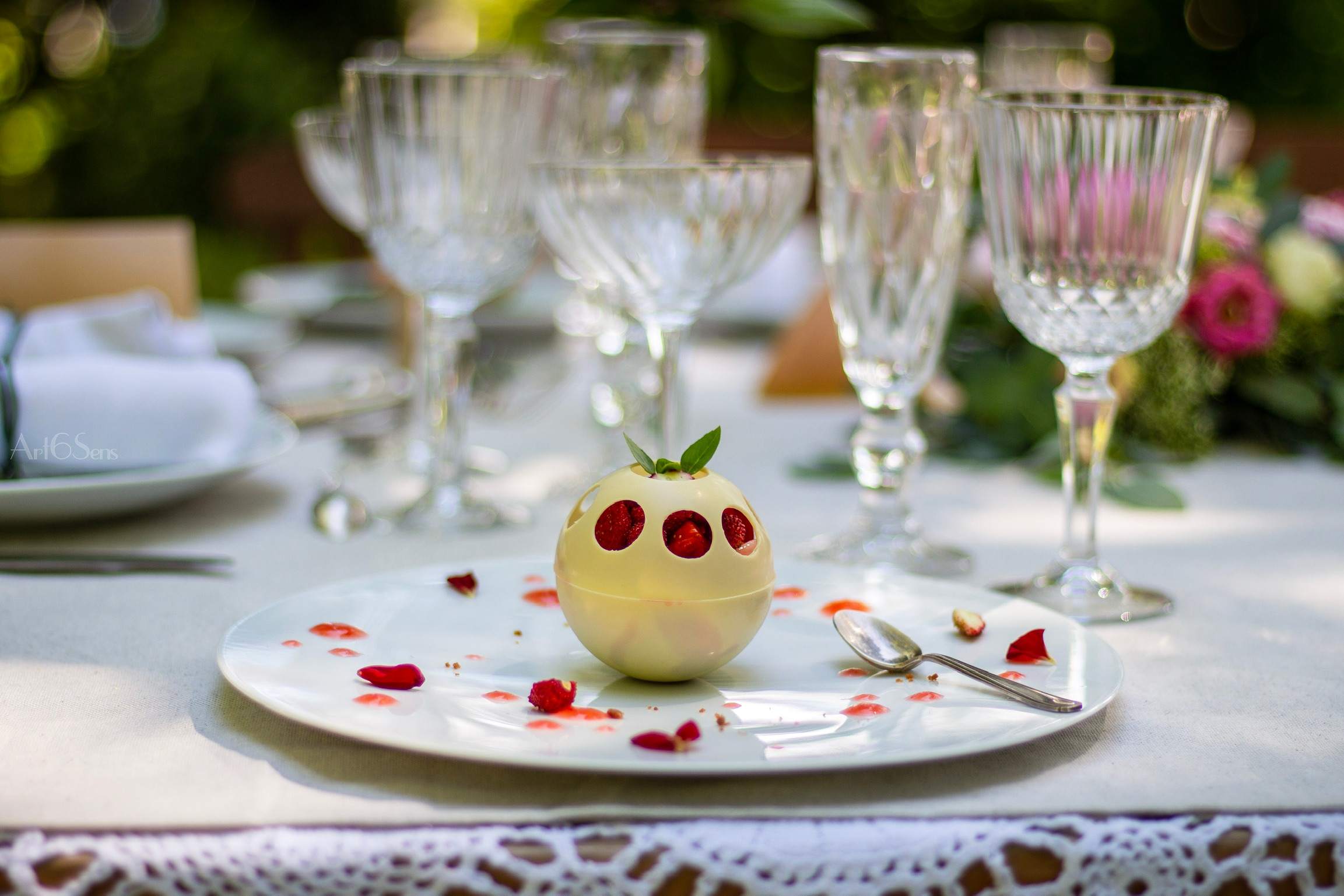 Table dressée pour dîner privé