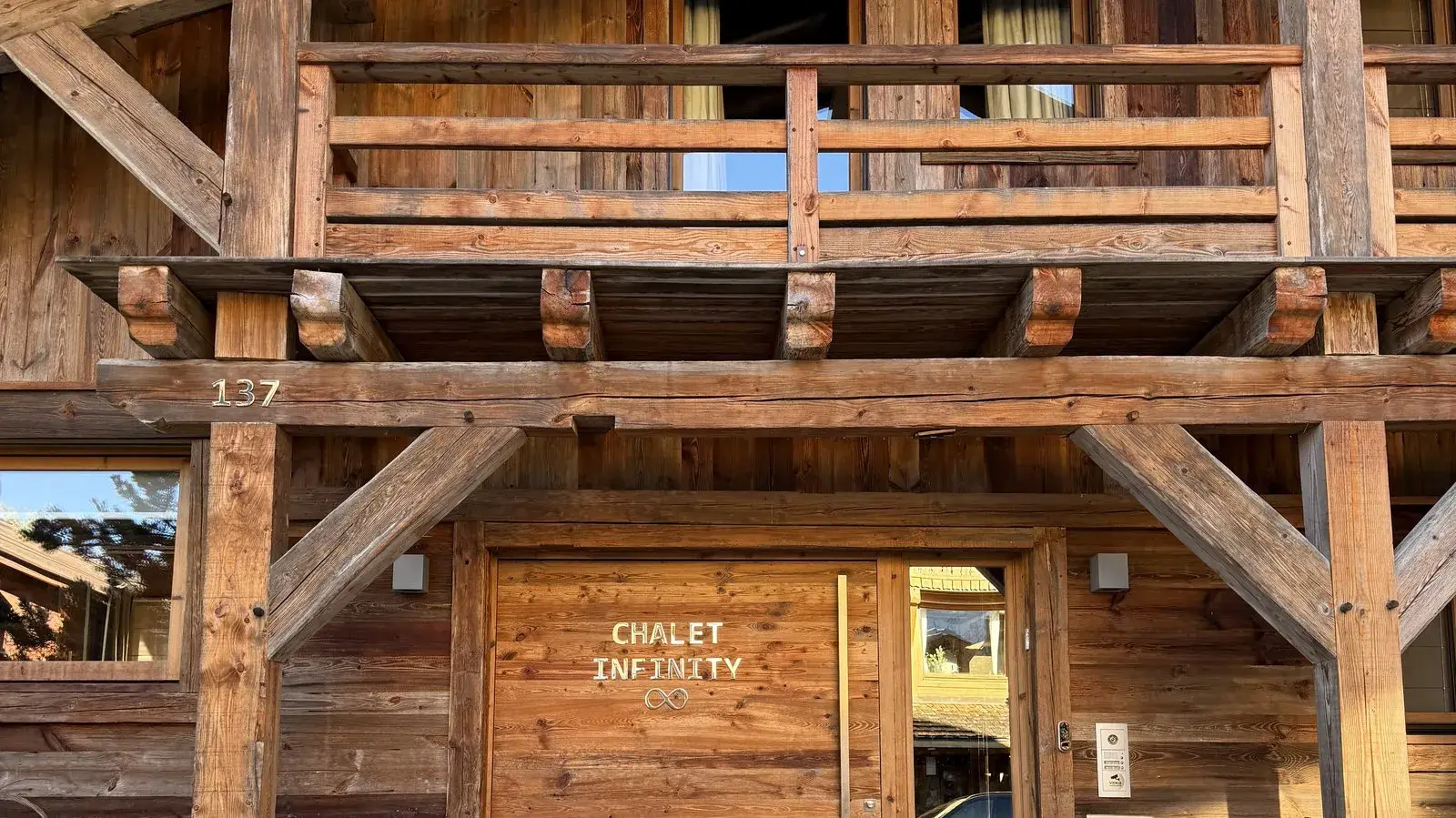 Частный шеф-повар готовит в горнолыжном шале в Альпах