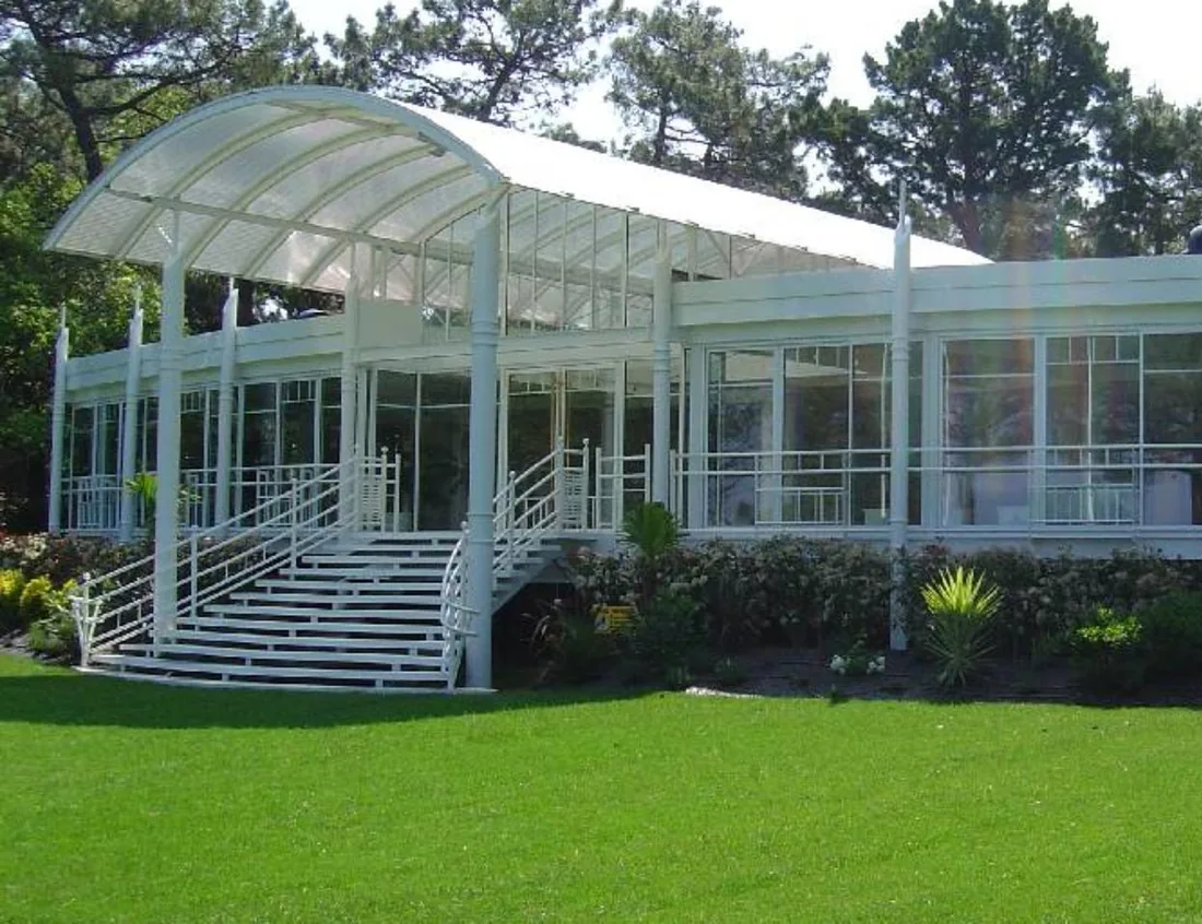 Le pavillon du Tir au Vol à Arcachon, salle de réception dans la verdure