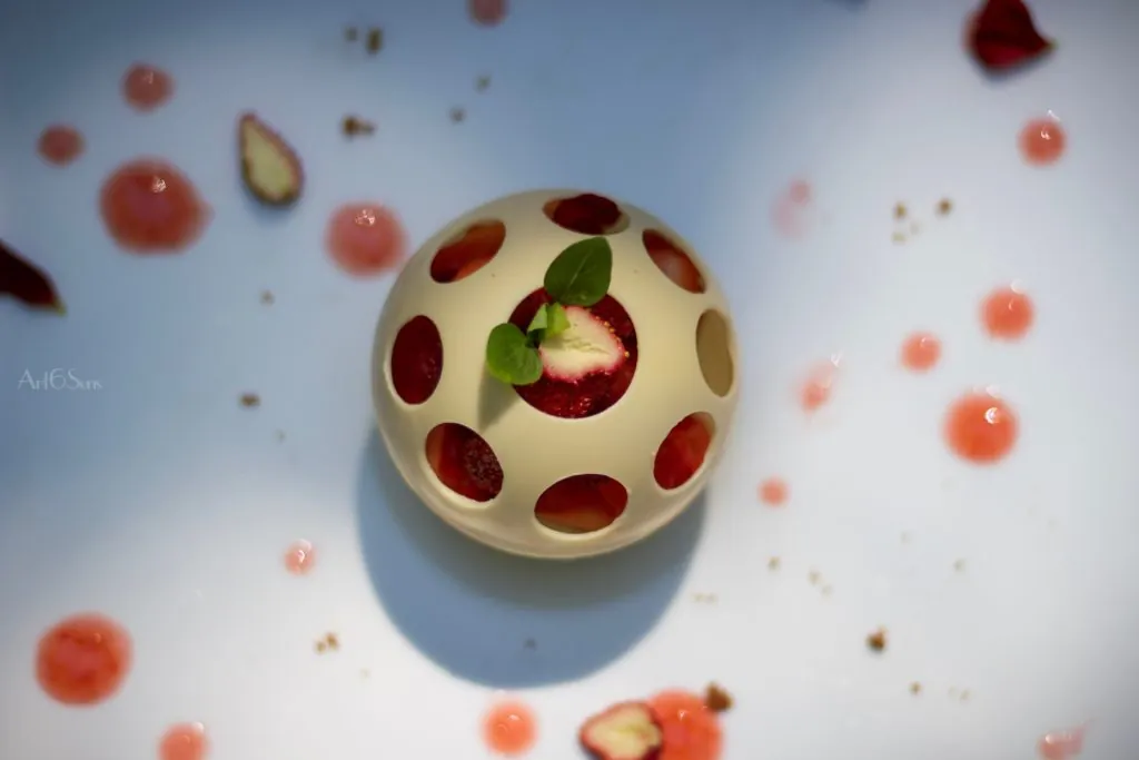 Sphère de chocolat blanc et fraise