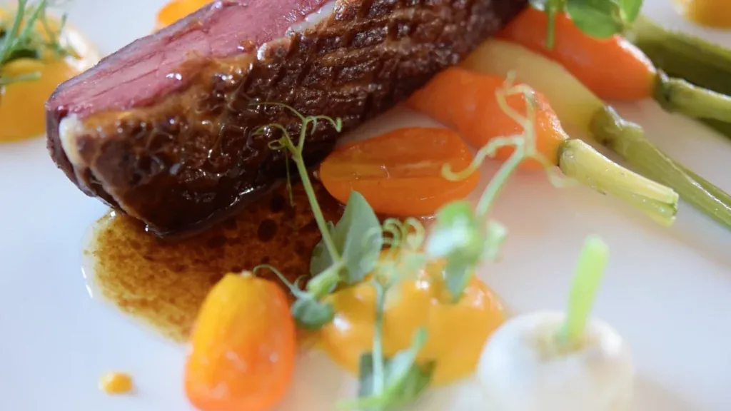 Magret de canard aux kumquats et légumes glacés, plat d'un repas de mariage