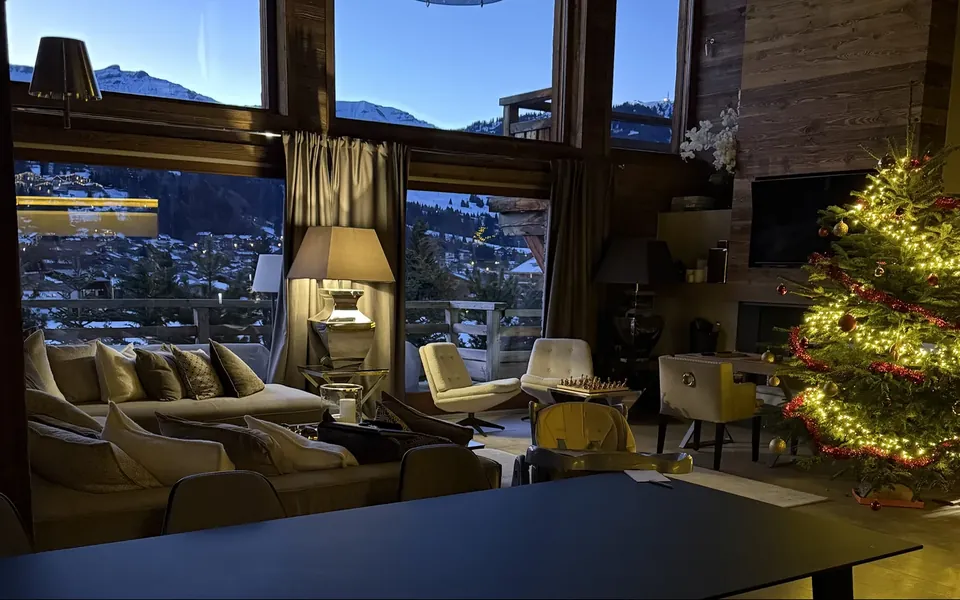 Salon d'un chalet de luxe à Megève avec vue sur les montagnes enneigées